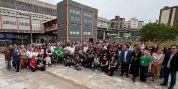 Cerca de 150 pessoas prestigiaram o ato realizado nesta quinta-feira em frente à Estação Novo Hamburgo do Trensurb