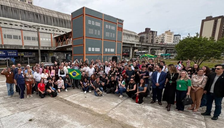 Cerca de 150 pessoas prestigiaram o ato realizado nesta quinta-feira em frente à Estação Novo Hamburgo do Trensurb