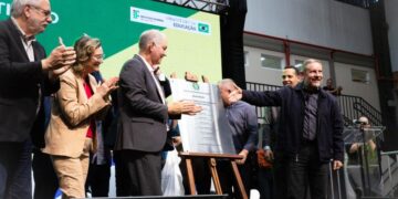 Autoridades prestigiaram ato de inauguração, nesta quarta-feira. Lia Kirch/Divulgação
