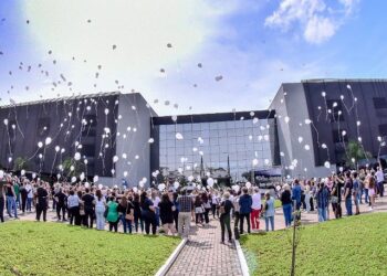 Diversas homenagens são realizadas no Dia da Lembrança, como a ação com balões brancos