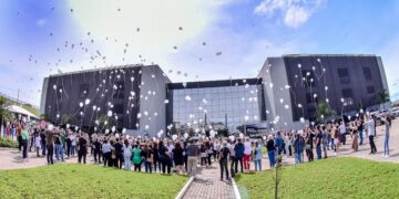 Diversas homenagens são realizadas no Dia da Lembrança, como a ação com balões brancos