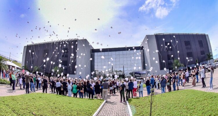 Diversas homenagens são realizadas no Dia da Lembrança, como a ação com balões brancos