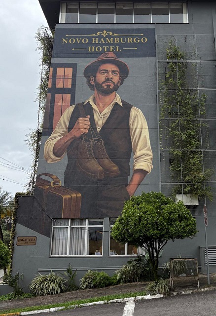A obra pode ser conferida na lateral do Novo Hamburgo Hotel