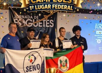 Alunos do Instituto Seno Frederico Ludwig recebendo a premiação