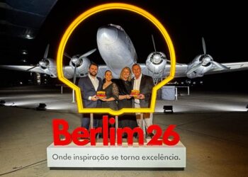 Família Führ celebrando o reconhecimento internacional no Aeroporto Tempelhof. Fotos Divulgação