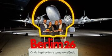 Família Führ celebrando o reconhecimento internacional no Aeroporto Tempelhof. Fotos Divulgação