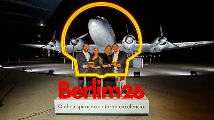 Família Führ celebrando o reconhecimento internacional no Aeroporto Tempelhof. Fotos Divulgação