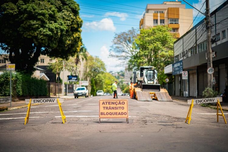 Nesta primeira etapa, as equipes realizam a fresagem da quadra entre a Avenida Primeiro de Março e a Rua Saldanha Marinho. Thiago Dorscheid/PMNH