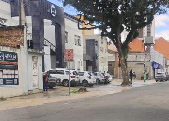 Registro do grande volume de água passando em frente a UPA Centro/Rio Branco