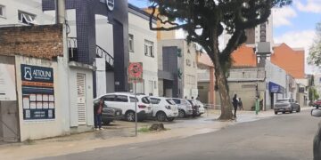 Registro do grande volume de água passando em frente a UPA Centro/Rio Branco