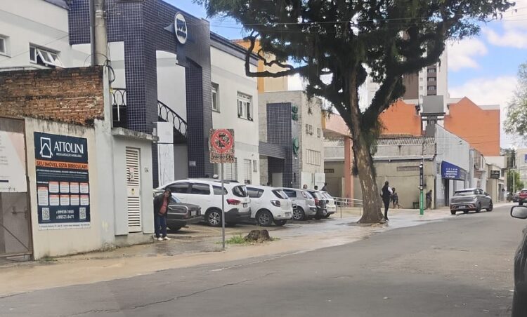 Registro do grande volume de água passando em frente a UPA Centro/Rio Branco